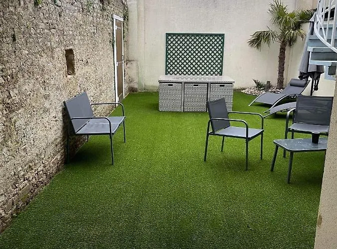 Anselme, F2 Duplex Avec Cour Commune Et Proche De La Mer ,2